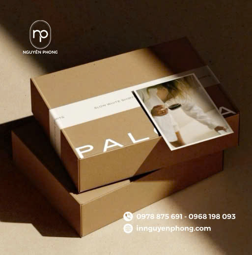 Hộp đựng quần áo in tên thương hiệu